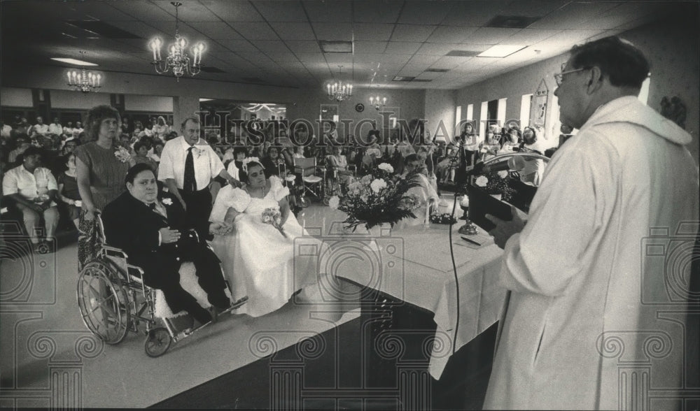 1988 Press Photo Helen Danielewski, Joseph Blanco marry, Mt Carmel Health Center - Historic Images