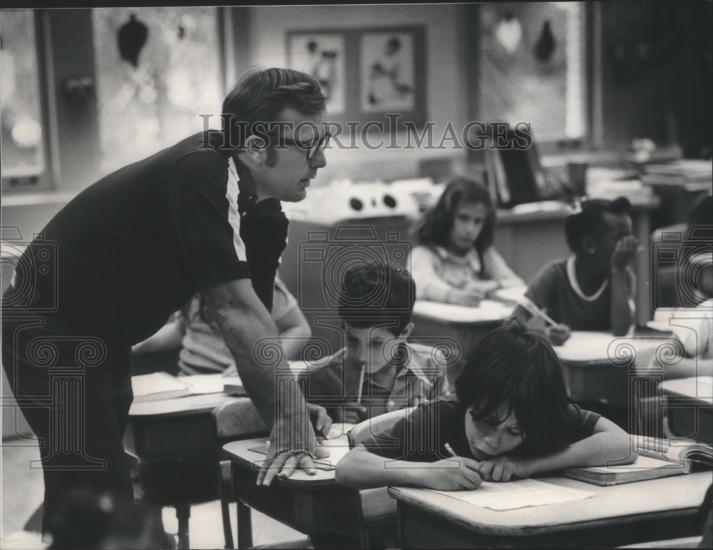 1978 Chad Crocker, Mound School teacher, with pupils, Milwaukee - Historic Images