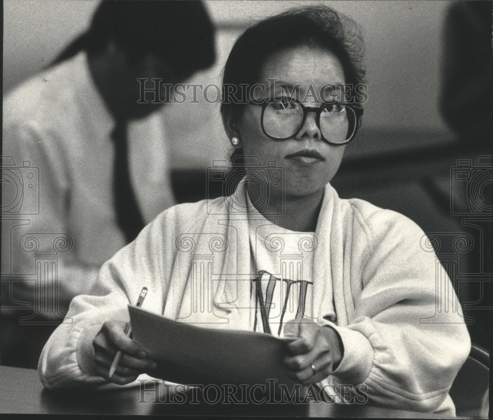 1992 Press Photo Mayhoua Moua in old church basement near South Side, Milwaukee - Historic Images