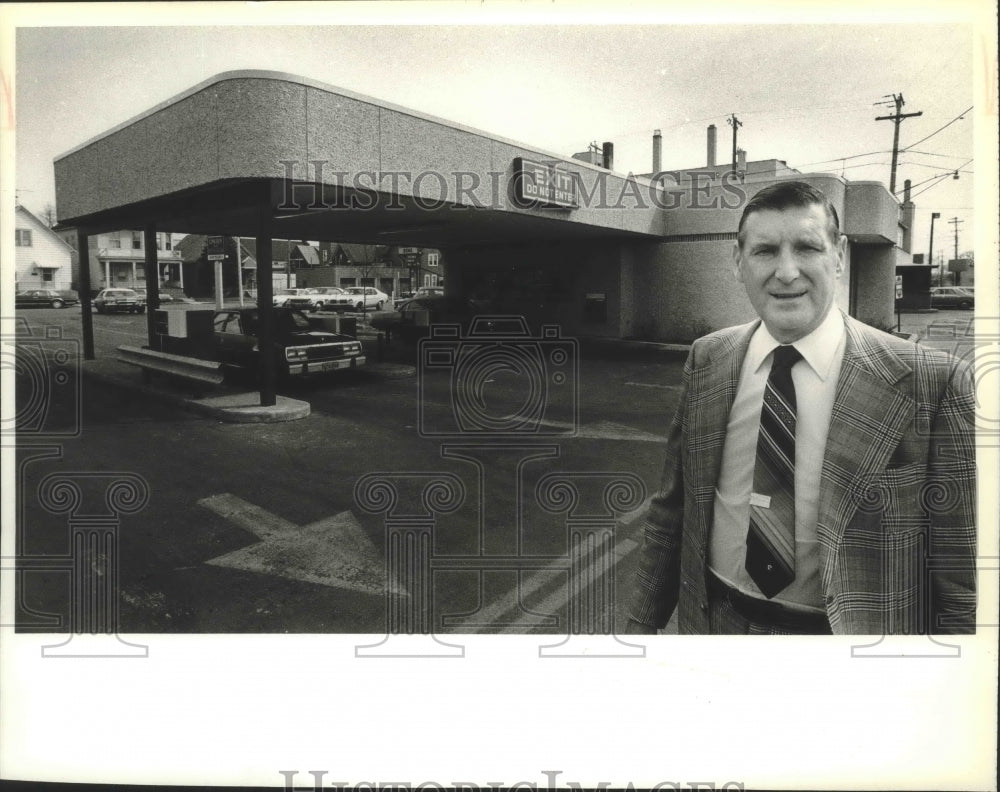 1980 John Murry at new modern Lincoln State Bank - Historic Images