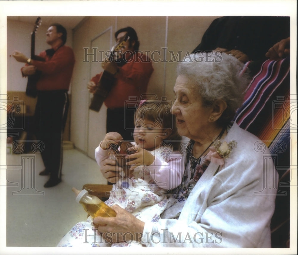 1993 Press Photo Antonia Melendes, 93, with great-great granddaughter, Wisconsin - Historic Images