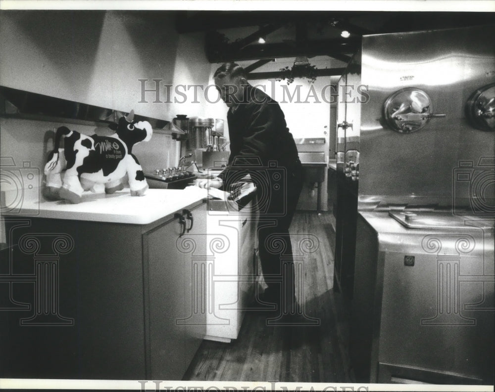 1993 Press Photo Don Reuter in converted custard stand, Germantown - mjb74345 - Historic Images