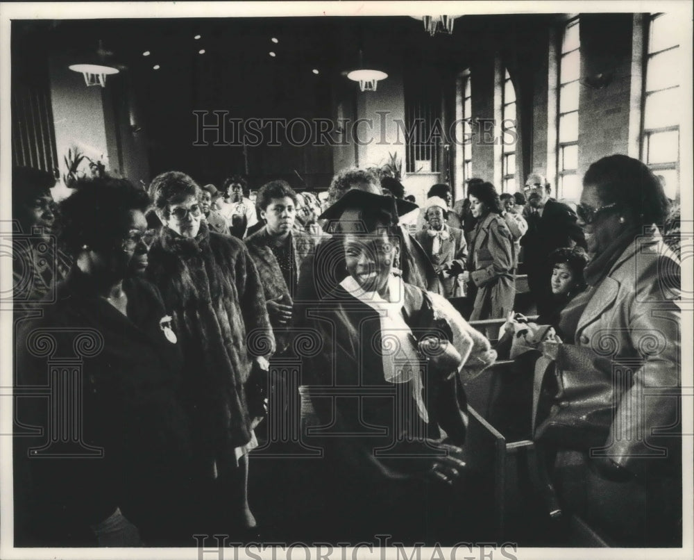 1988 Press Photo Carrie Munson greets guests at pre-memorial service, Milwaukee - Historic Images