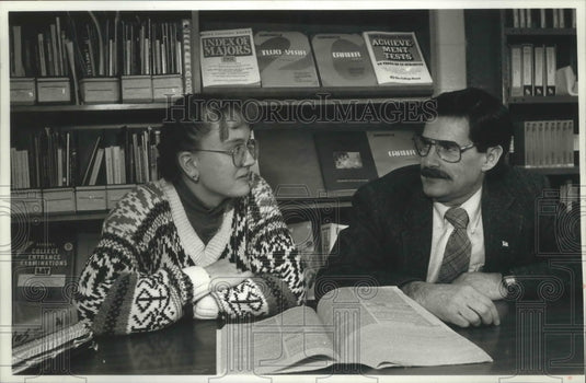1991 Press Photo Dick Muenich talks college, Washington High School, Germantown - Historic Images