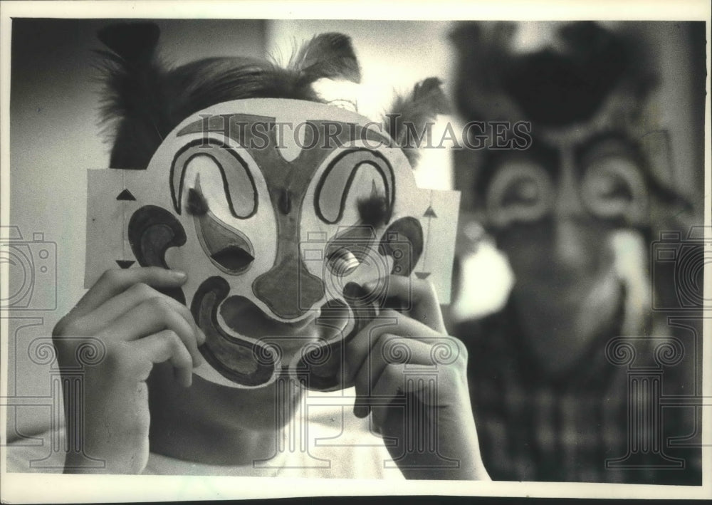 1988 Press Photo Matthew Erdtmann makes mask at Morse Middle School Milwaukee - Historic Images