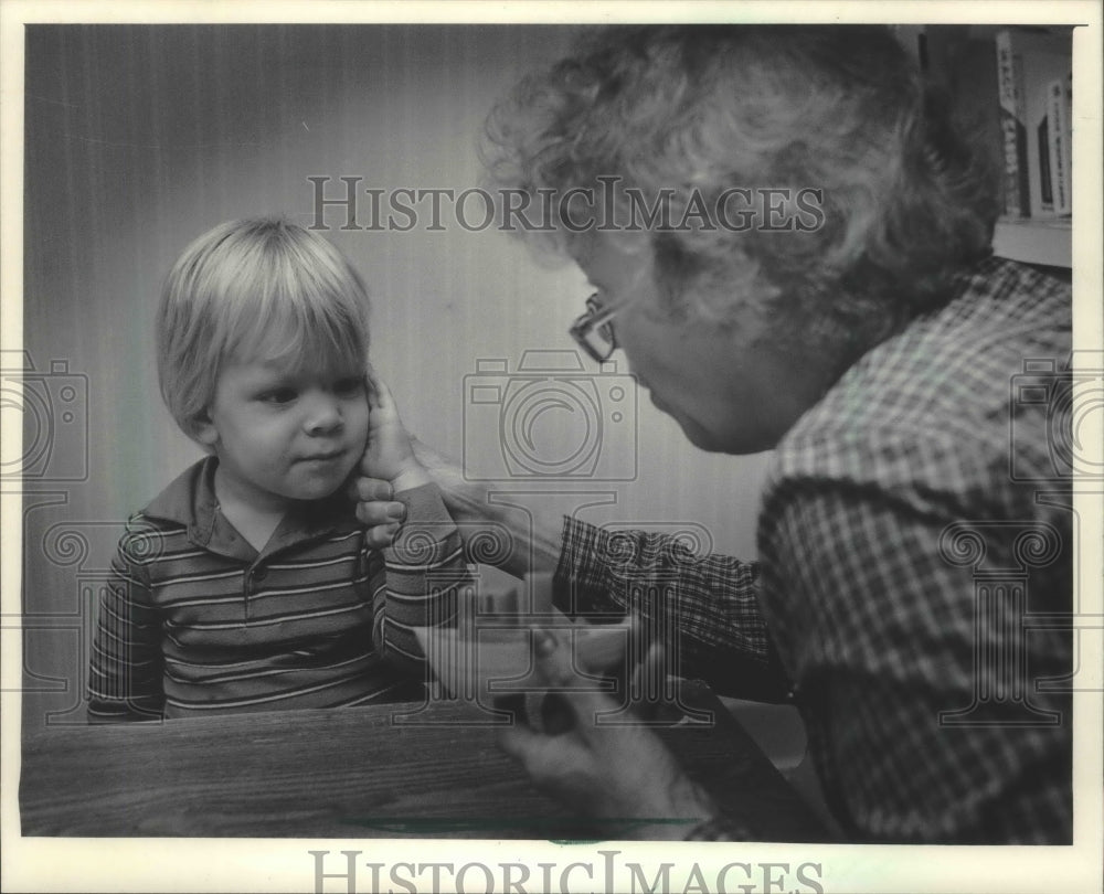 1985 Press Photo Virginia Messer, Therapist, Milwaukee Hearing Society - Historic Images