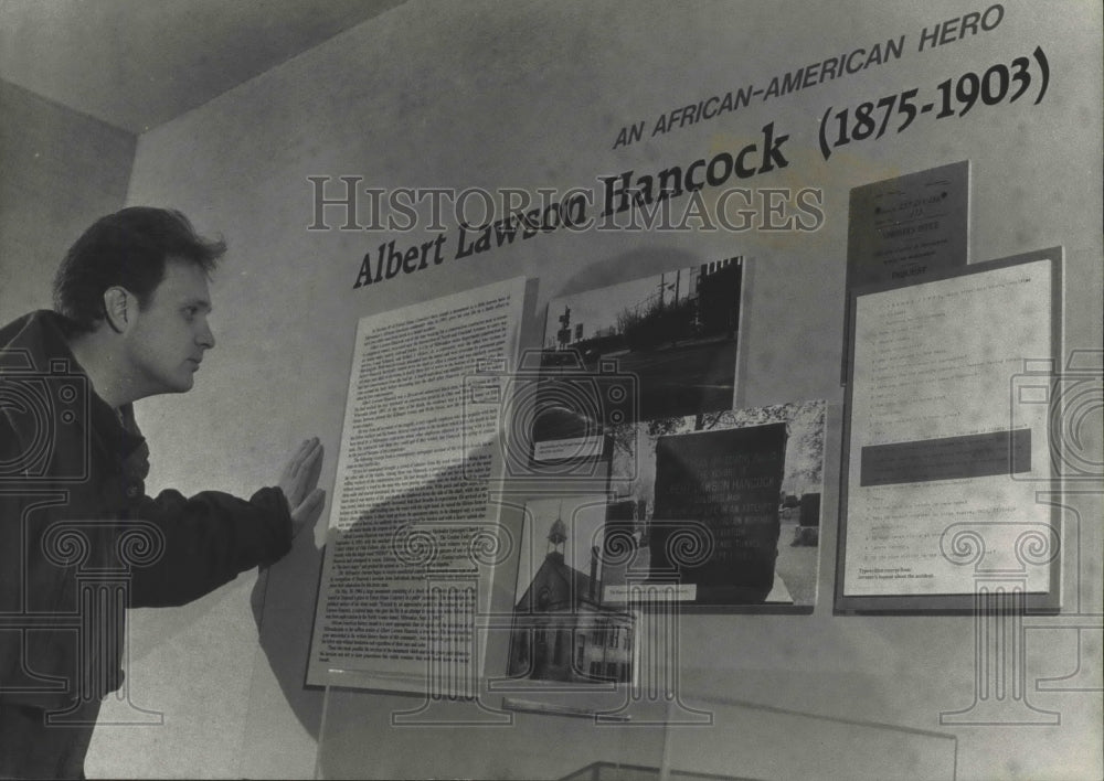 1992 Press Photo Visitor looking at Milwaukee County Historical Society display - Historic Images