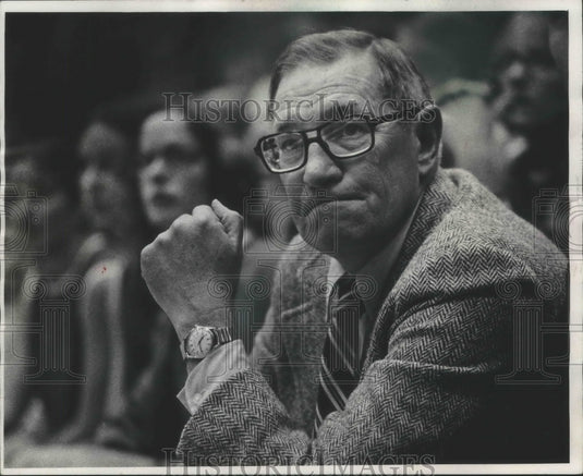 1975 Press Photo Jack Nagle coaches girls' basketball at Whitefish Bay High-Historic Images