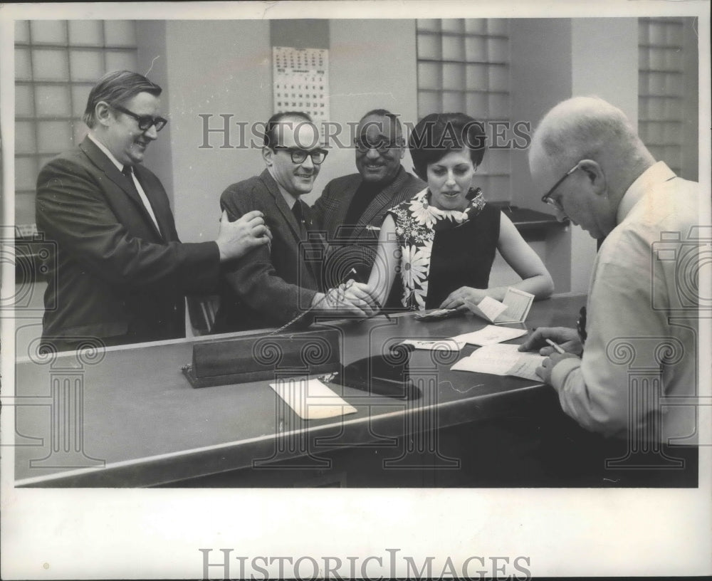 1970 Press Photo William E. Nagel &amp; Miss Henrietta Kuhn take a marriage license-Historic Images