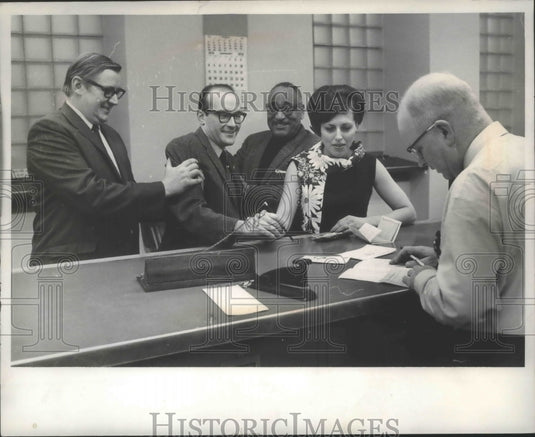 1970 Press Photo William E. Nagel & Miss Henrietta Kuhn take a marriage license-Historic Images