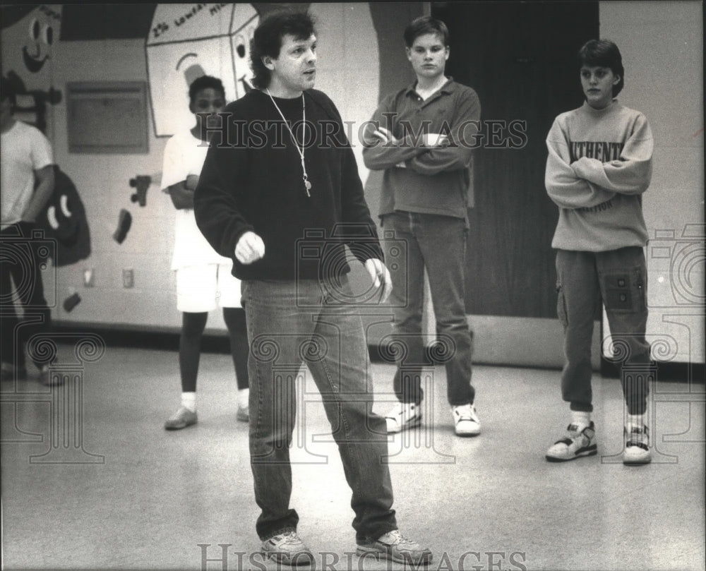 1990 Press Photo Bob Orvis w/ students at Brown Deer Middle School, Wisconsin - Historic Images