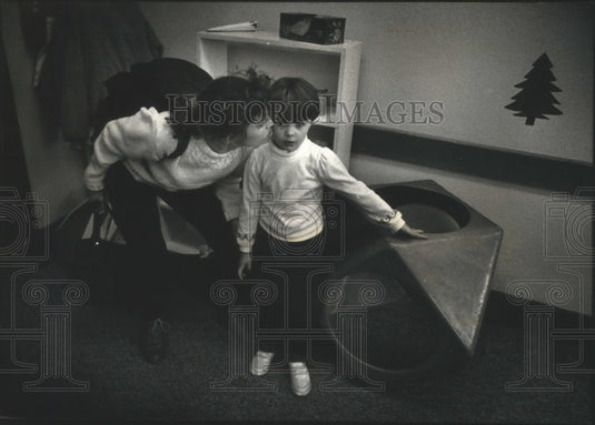 1992 Mount Mary College student Blair Merrill & daughter, Kate. - Historic Images
