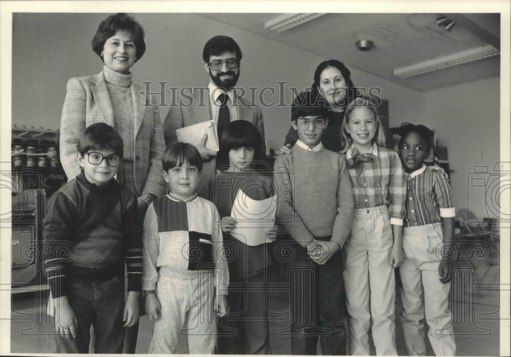 1985 Indian Hill Primary School students with principal, teachers - Historic Images