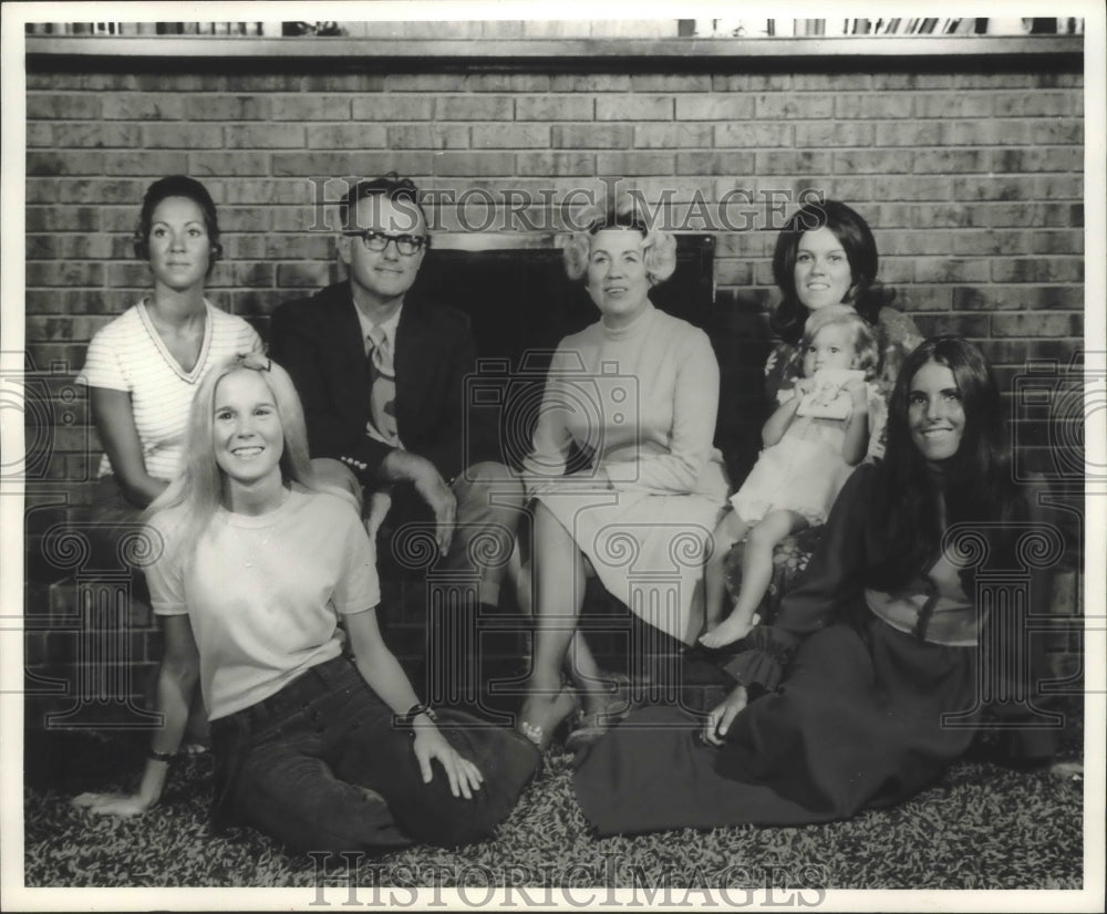 1971 Press Photo Morrow Family gathered in Denver - mjb74619-Historic Images
