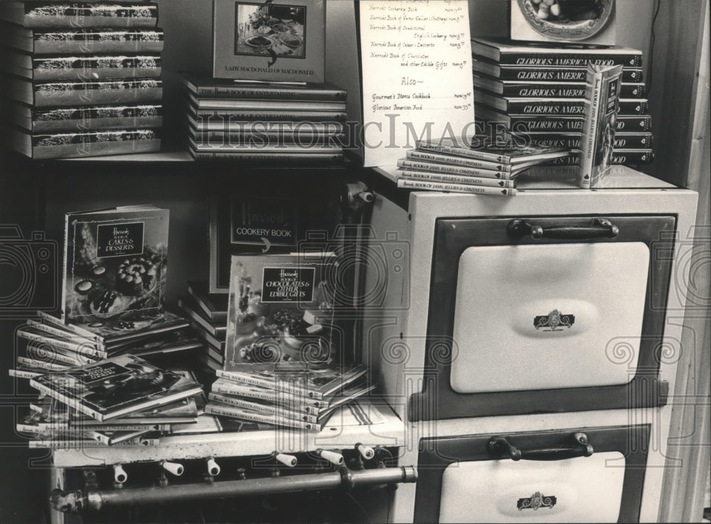 1989 Chicago cookbook store, Season to Taste, displays vintage stove - Historic Images