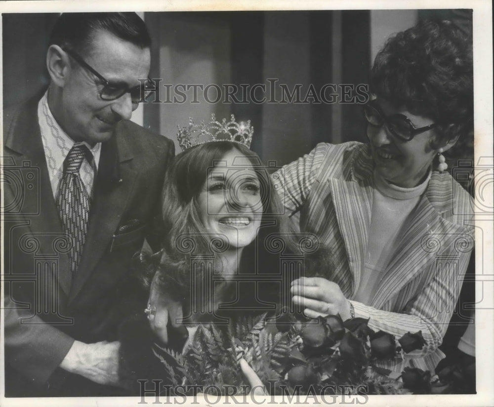 1972 Press Photo Deborah Kaye Moser crowned Alice in Dairyland at Fort Atkinson - Historic Images