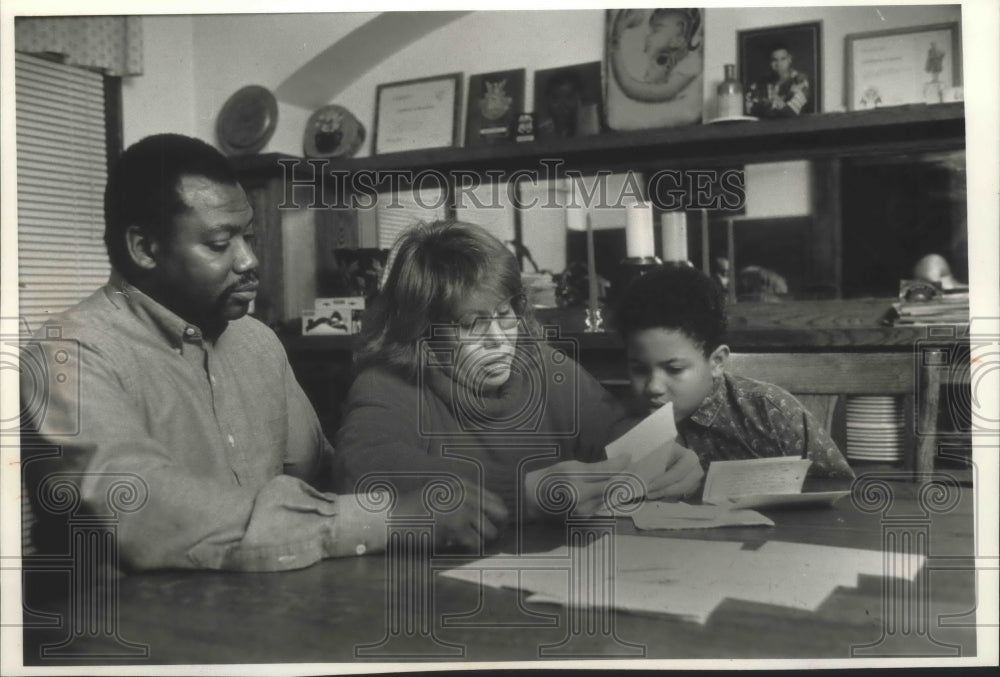 1991 Press Photo Morgan family reads letters from son, Marine Justin Morgan - Historic Images