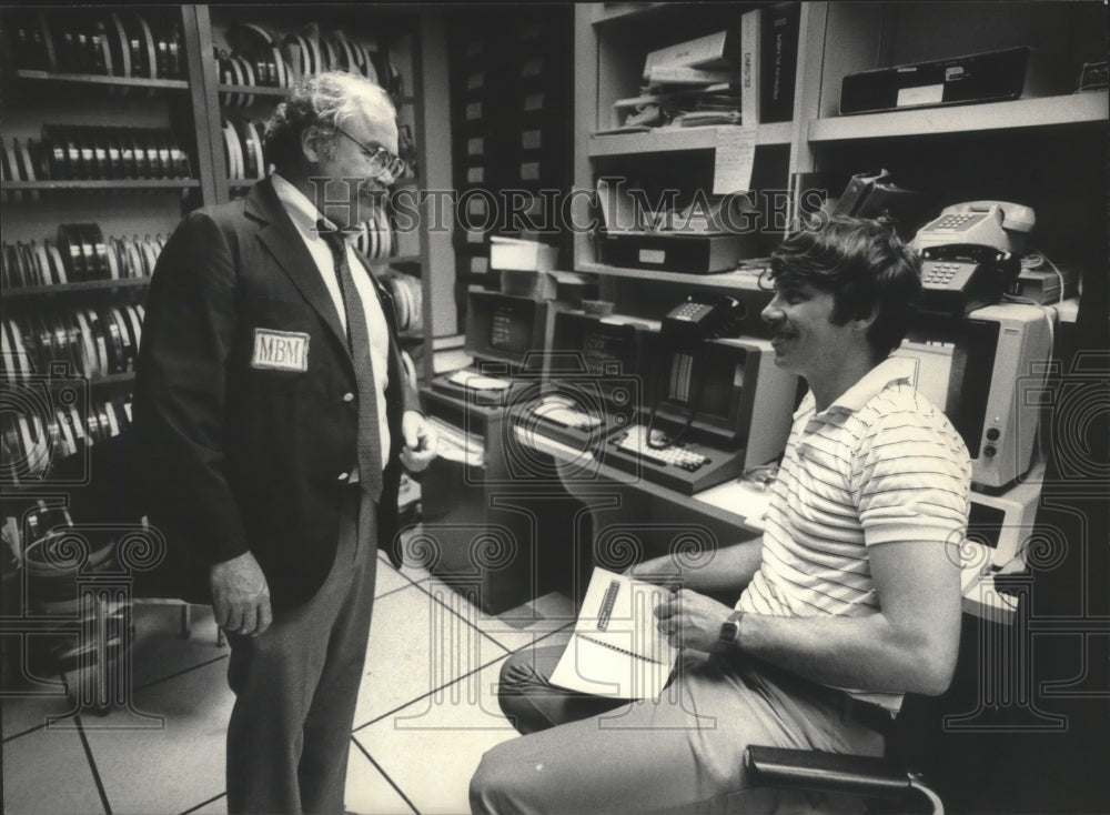 1983 Press Photo Lou Morgan and Mike Kreutzjans discuss Market Data, Wisconsin - Historic Images