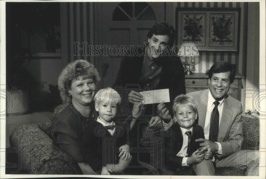 1990 Press Photo Americas Funniest Home Videos finalist Joey Morgan and family - Historic Images