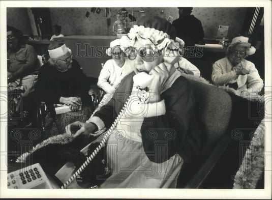 1989 Press Photo Mount Carmel Health Care Center, Ho-Ho-Hotline, Greenfield - Historic Images