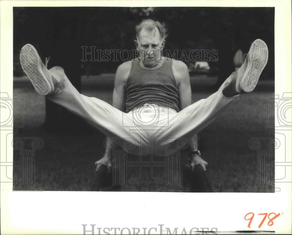1988 Press Photo Frank Campbell, 80-year-old athlete, in Audubon Park- Historic Images