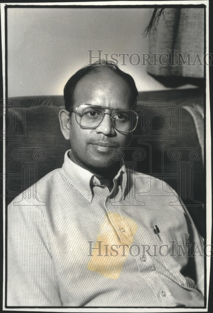 1990 Press Photo Milwaukee Madhavarao Murikipudi speaks of his time in Kuwait - Historic Images