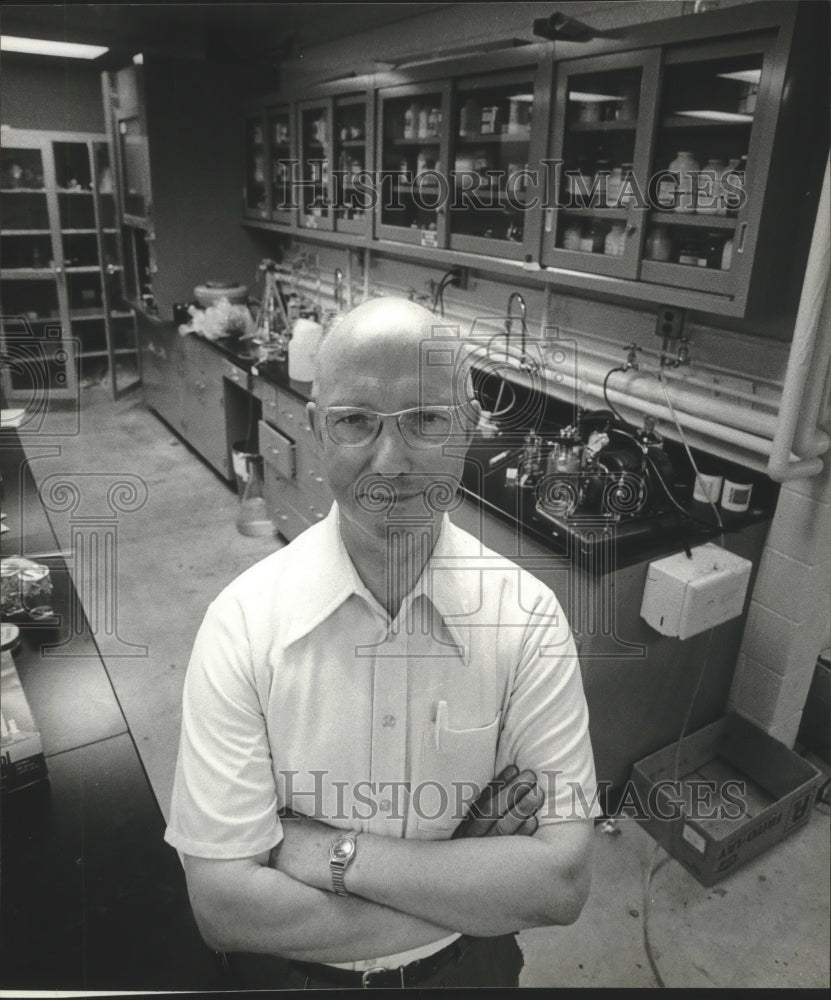 1981 Professor Clifford H. Mortimer in lab, University of Wisconsin-Historic Images