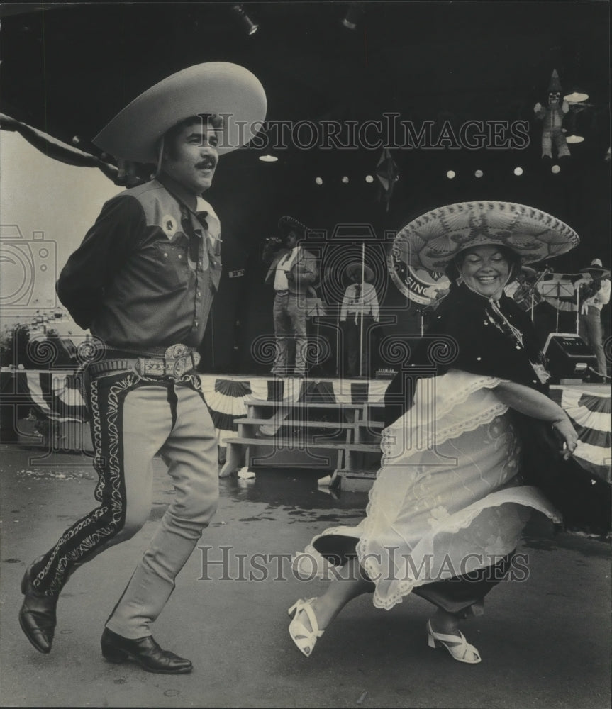 1982 Dancers in full Fiesta Mexicana dress - Historic Images