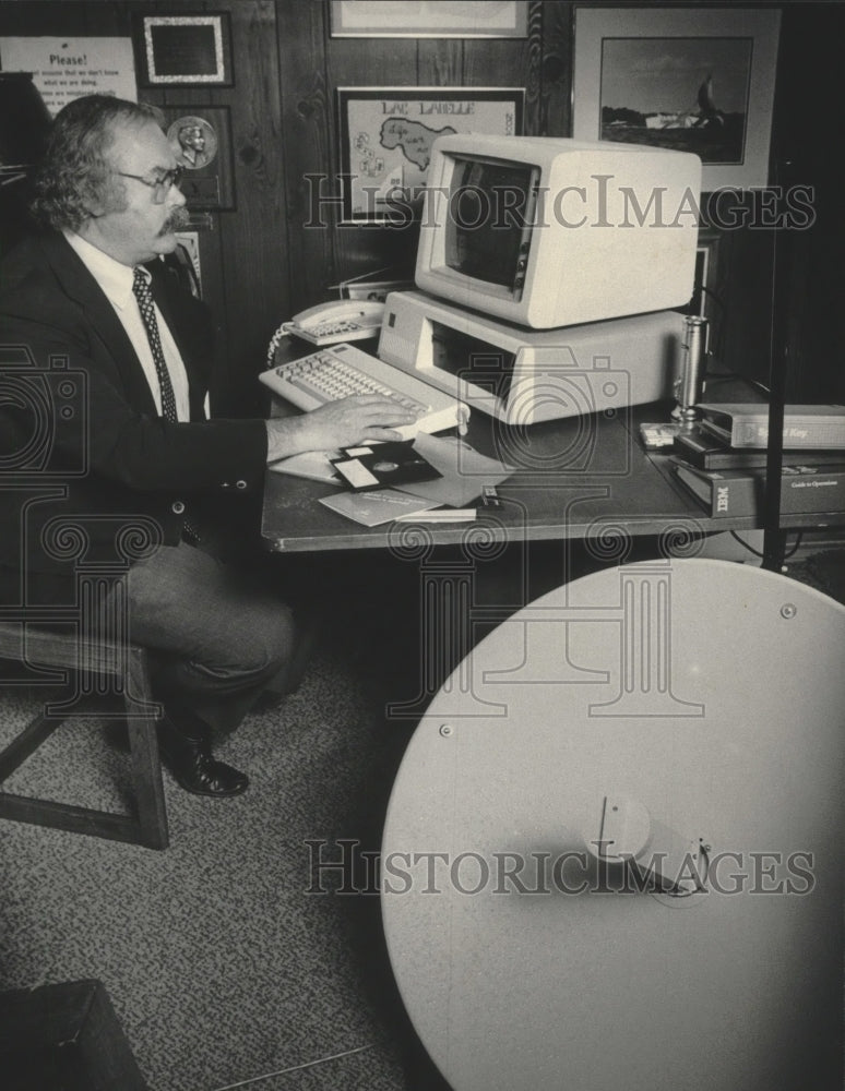 1984 Press Photo Louis J. Morgan using personal computer in his home - mjb74801 - Historic Images