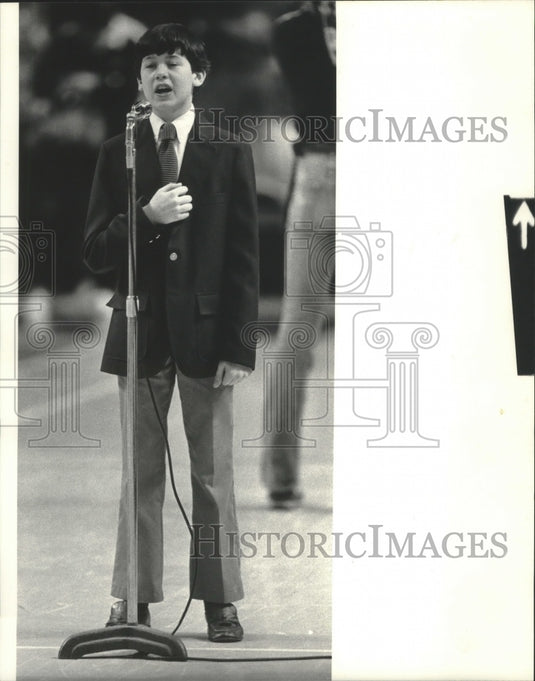 1984 Press Photo Keith Moschea sings national anthem at Bucks game at the Arena - Historic Images