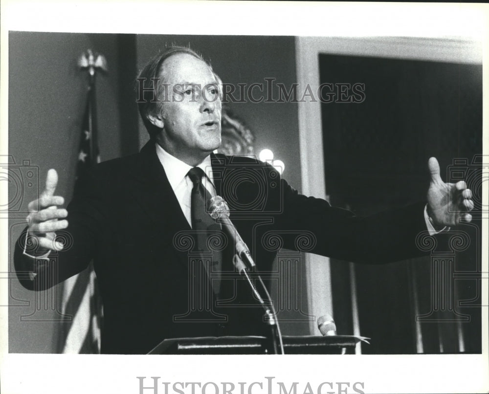 1980 Press Photo Florida Representative Richard Kelly holds news conference - Historic Images