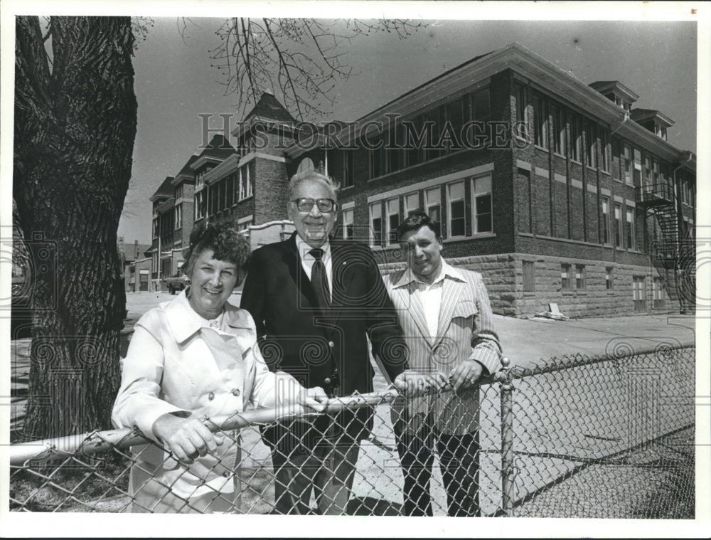 1982 Press Photo Cudahy Mayor Lawrence Kelly and others outside school - Historic Images