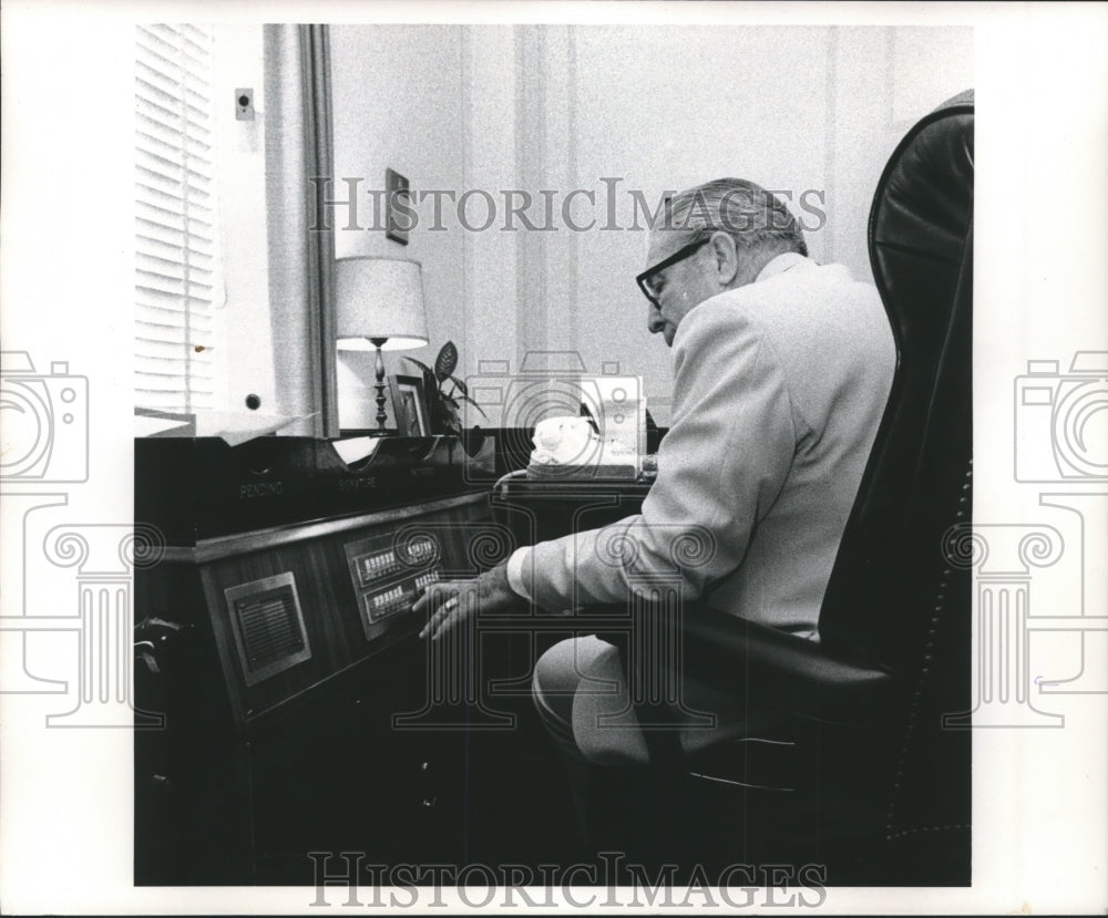 1973 Press Photo Clarence Kelley using desk-side console to contact aides in D.C - Historic Images