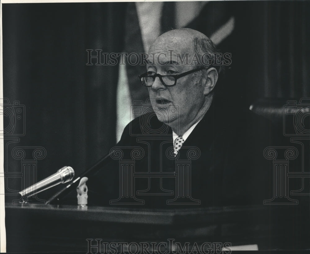 1986 Press Photo Judge Michael J. Barron reads Harry G. John verdict, Milwaukee - Historic Images