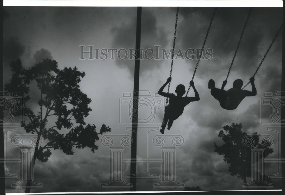 1994 Press Photo Jamarcus Rhodman and Marteis Secession swing at Johnson Park - Historic Images