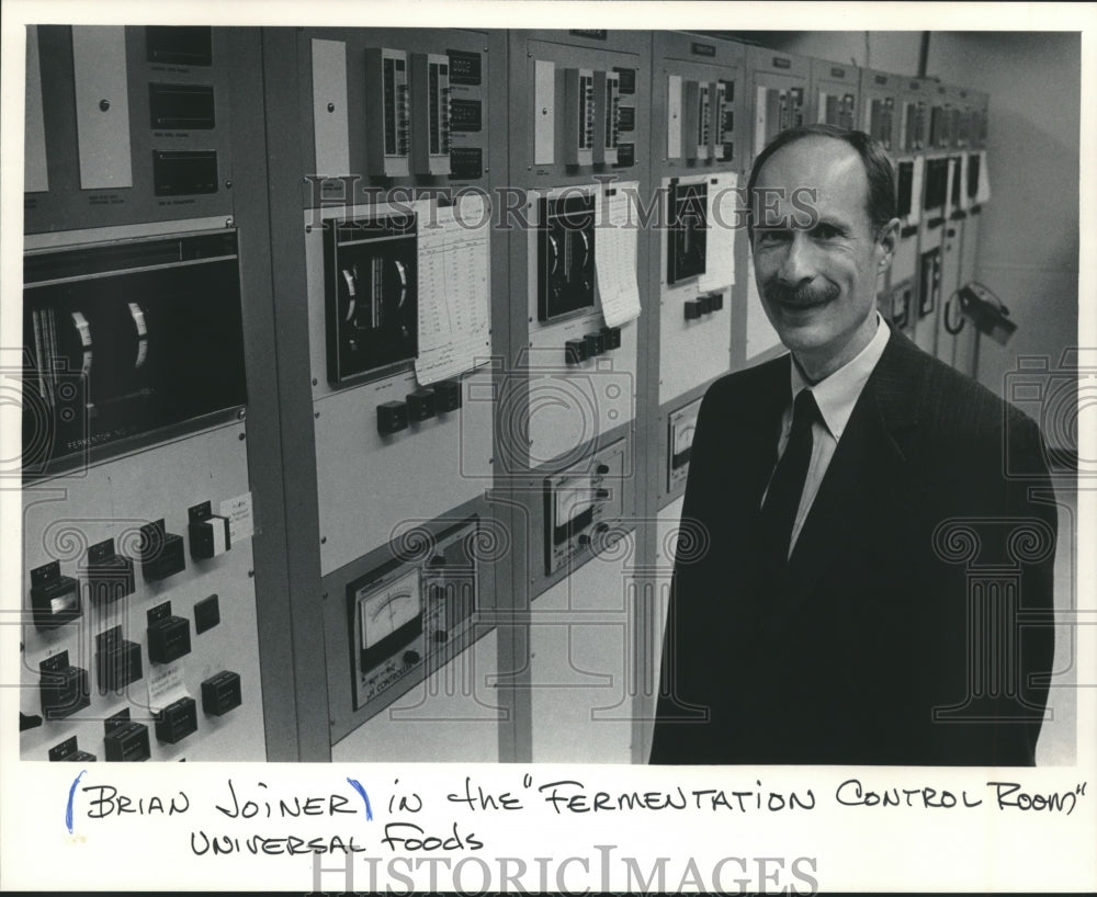1986 Brian Joiner in &quot;Fermentation Control Room&quot; at Universal Foods - Historic Images