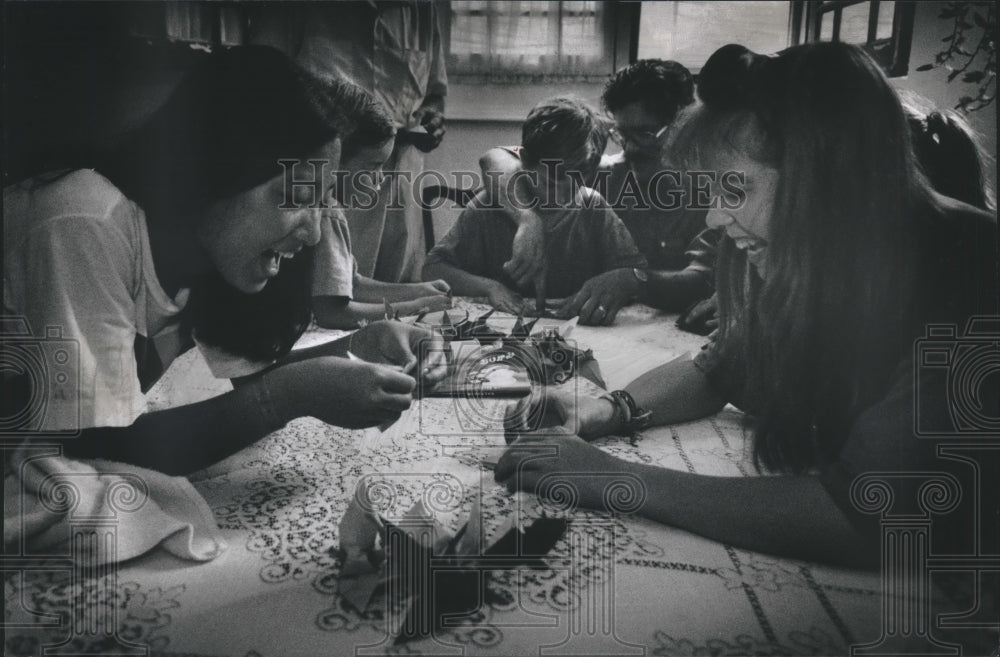 1993 Press Photo Rie Kawasaki from Japan teaches origami to US hosts Veto family - Historic Images