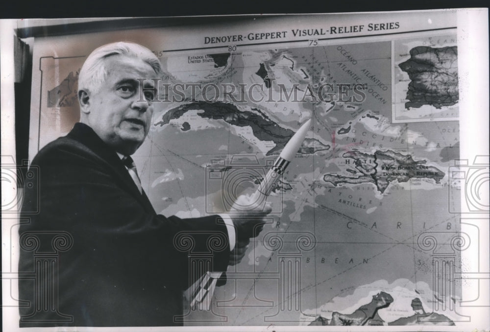1963 Press Photo Senator Kenneth Keating points to Cuba map, discussing Soviets- Historic Images