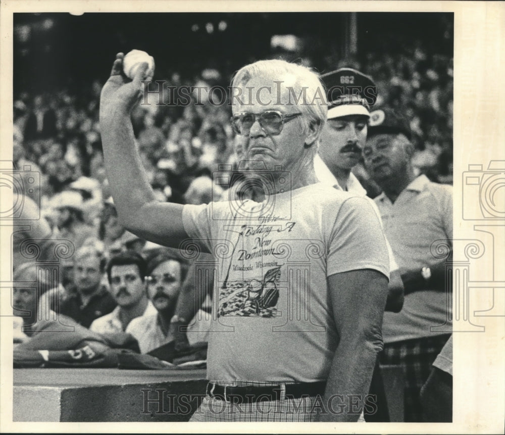 1983 Press Photo Mayor Paul J. Keenan at Waukesha Night at County Stadium - Historic Images