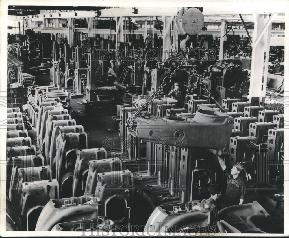 1942 Press Photo Kearney &amp; Trecker Bases of Milling Machines - mjb75052 - Historic Images