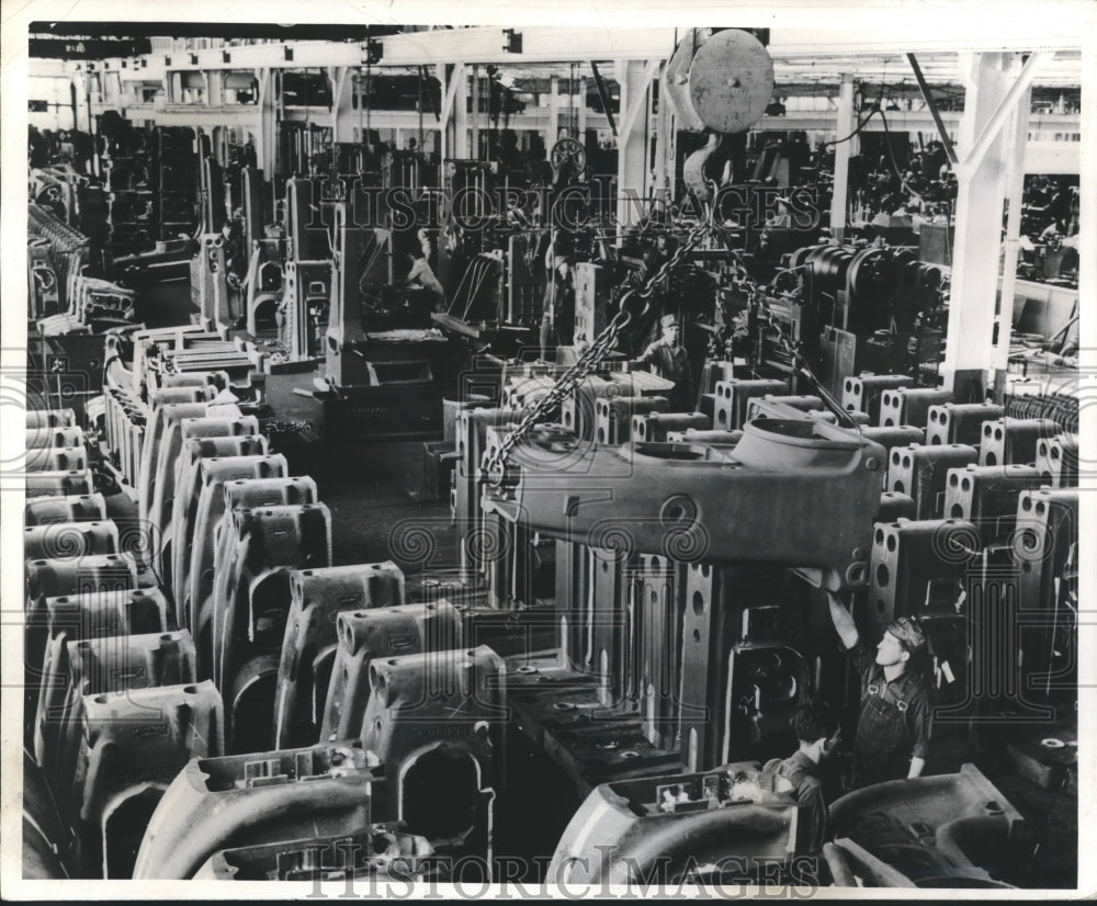 1942 Press Photo Kearney & Trecker Bases of Milling Machines - mjb75052 - Historic Images