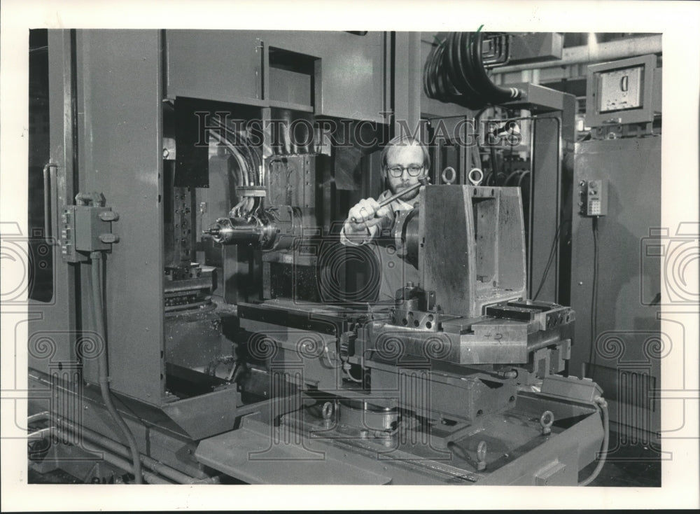 1983 Press Photo A Kearney & Trecker engineer changes parts on a Milwaukee-Matic-Historic Images