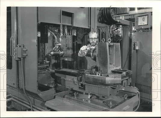 1983 Press Photo A Kearney & Trecker engineer changes parts on a Milwaukee-Matic-Historic Images
