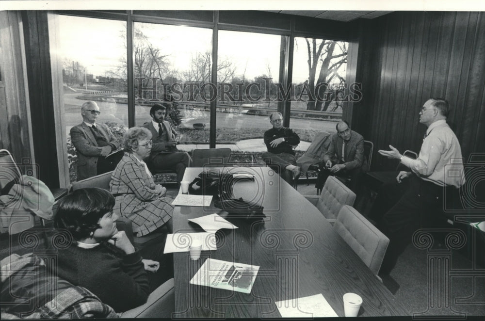 1983 Press Photo Waukesha, Wisconsin Officials discuss sewer treatment plant- Historic Images