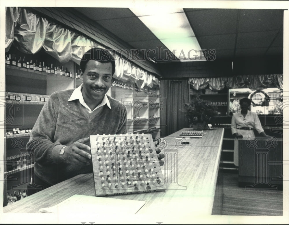 1988 Press Photo Larry Watson, Janaz Exotics Oils shop in Milwaukee, Wisconsin - Historic Images