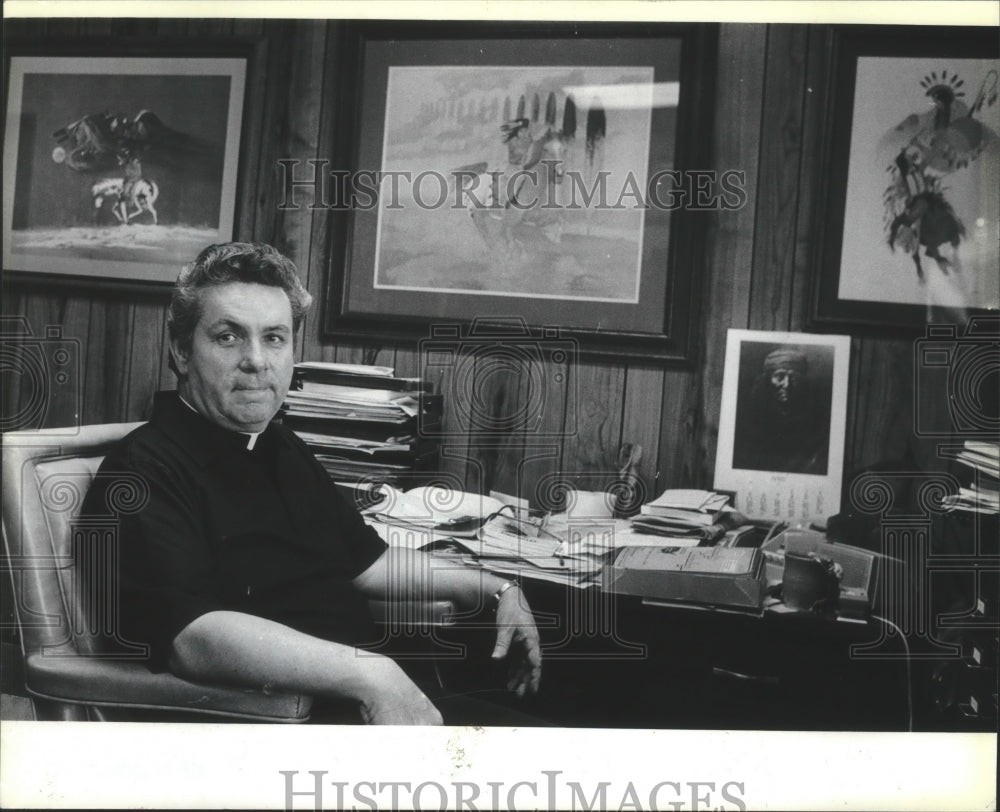 1982 Press Photo Father Paul Janette, Waukesha, Wisc. Catholic Memorial HS - Historic Images