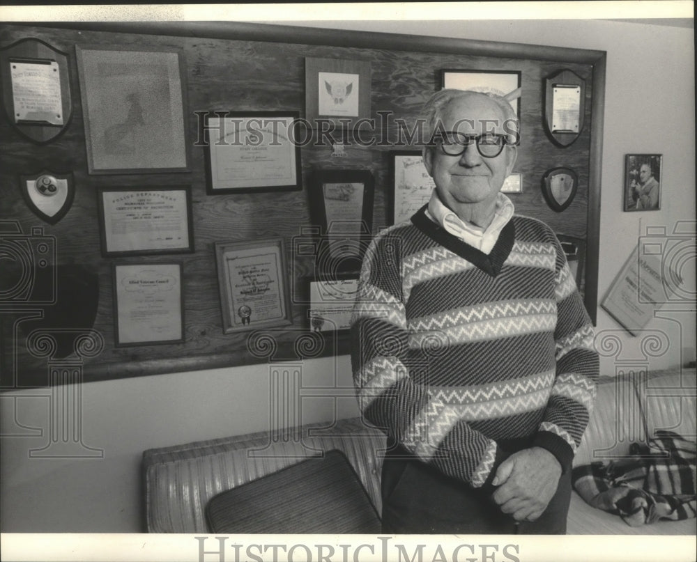 1983 Press Photo Retired Chief Howard O. Johnson at Oconomowoc home talks policy - Historic Images