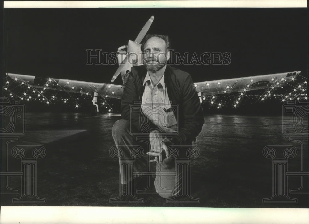 1984 Press Photo Jack Johnson posed at Mitchell Field with his Sky Brite plane - Historic Images