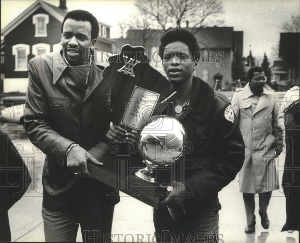 1980 James Johnson, Percy Cox with trophy from Milwaukee high school - Historic Images