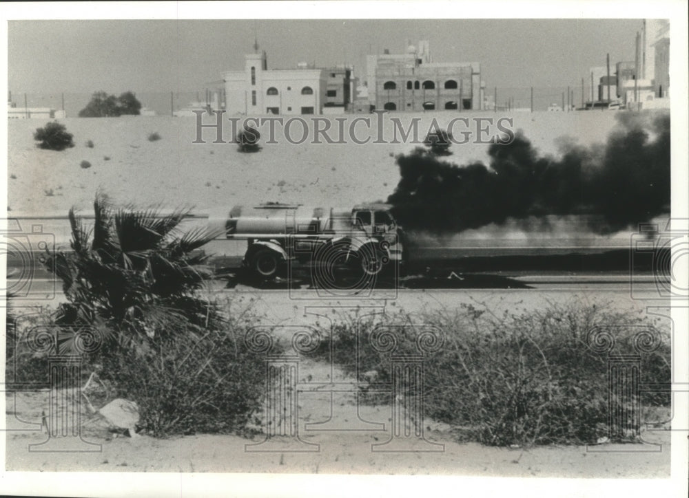 1991 Press Photo Iraq truck burned by Kuwaiti - mjb75253 - Historic Images